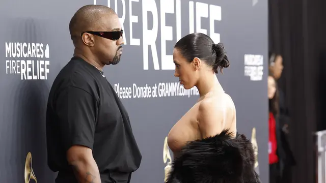 Detik-detik Bianca Censori Buka Jubah hingga Telanjang di Karpet Merah Grammy Awards 2025