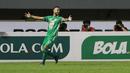 Pemain PSS Sleman, Eduardo Junior melakukan selebrasi usai mencetak gol kedua timnya ke gawang Arema FC dalam laga pekan ke-3 BRI Liga 1 2021/2022 di Stadion Pakansari, Bogor, Minggu (19/9/2021). PSS Sleman menang 2-1. (Bola.com/M Iqbal Ichsan)