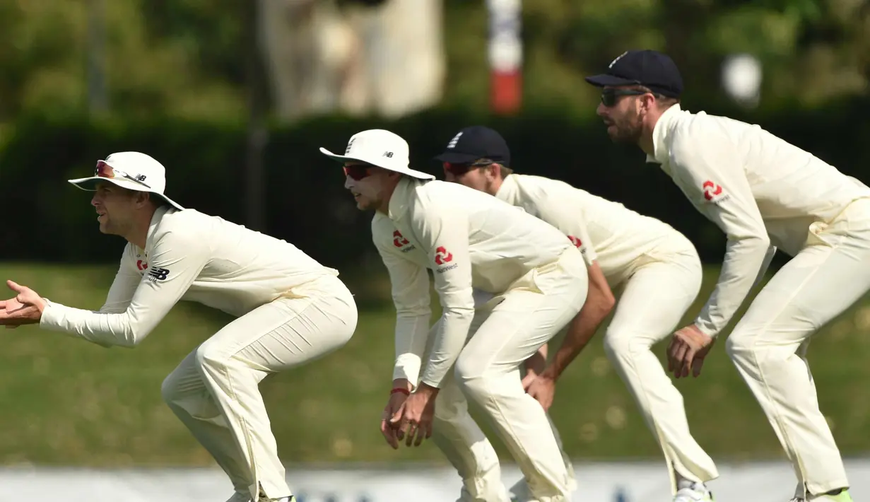 Pemain Inggris bersiap menangkap bola saat bertanding melawan Cricket Australia XI pada hari ketiga pertandingan tur empat hari Ashes di Stadion Tony Ireland di Townsville (17/11). (AFP Photo/Peter Parks)