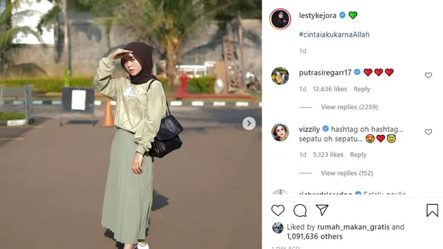 Lesti Kejora menggunakan sepatu hadiah dari Rizky Billar (https://www.instagram.com/p/CD8ky3jnYM0/)