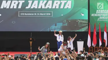 Sejumlah selebriti berswafoto bersama warga jelang peresmian pengoperasian Moda Raya Terpadu Jakarta fase 1 di Kawasan Bundaran HI, Jakarta, Minggu (24/3). Peresmian dilakukan oleh Presiden Joko Widodo, Gubernur DKI Jakarta, Anies Baswedan serta pihak terkait. (Liputan6.com/Helmi Fithriansyah)