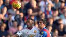 Penyerang Setan Merah, Anthony Martial duel udara dengan pemain Crystal Palace, Martin Kellypada laga Liga Inggris di Stadion Selhurst Park, Inggris, Sabtu (31/10/2015). (EPA/Hannah McKay) 