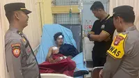Anggota Polsek Cimanggis mendatangi korban di rumah sakit usai menjadi korban penusukan di Terminal Jatijajar, Tapos, Kota Depok (Istimewa)
