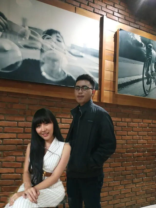 Pria Ini Minta Fotonya Biar Enggak Sendiri, 7 Hasil Editannya Bikin Geleng Kepala
