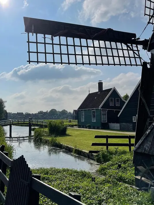 Penyanyi 28 tahun itu pun menunjukkan sudut-sudut kota Amsterdam yang mereka kunjungi. (Foto Instagram/@arianagrande)