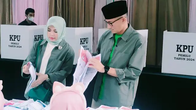 Nyoblos di Hari Kasih Sayang, Sandiaga Uno Beri Cokelat untuk Petugas TPS