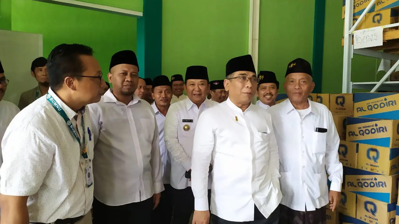 Ketua PBNU KH Yahya Cholil Staquf saat kunjungan ke BUMNU Jember. (Hermawan Arifianto/Liputan6.com)