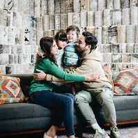 Potret keluarga kecil Jeje Govinda dan Syahnaz Sadiqah yang diunggah setelah keduanya berbicara mengenai isu perselingkuhan. (Instagram @ritchieismail)