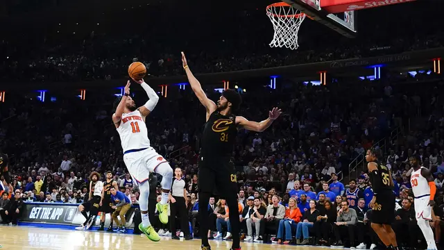 Aksi Jalen Brunson saat Knicks mengalahkan Cavaliers di Play-Off NBA