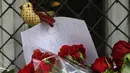 Sebuah catatan terlihat di atas seikat bunga yang diletakkan di luar kedutaan Belanda di Moskow, Jumat (18/7/14). (REUTERS/Sergei Karpukhin)