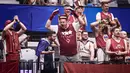 Suporter Latvia memberikan intimidasi terhadap suporter Prancis sebelum laga kedua Grup H Piala Dunia FIBA 2023 di Indonesia Arena, Senayan, Jakarta, Minggu (27/08/2023). (Bola.com/Bagaskara Lazuardi)