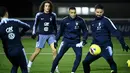 Pemain Prancis Kylian Mbappe (tengah) bersama Olivier Giroud (kanan) dan Matteo Guendouzi saat sesi latihan jelang menghadapi Moldova dan Albania pada babak kualifikasi Grup H Piala Eropa 2020 di Clairefontaine-en-Yvelines, Prancis, Selasa (12/11/2019). (FRANCK FIFE/AFP)