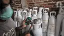 Relawan memeriksa tabung oksigen di Gudang Oksigen Untuk Warga, Utan Kayu, Jakarta, Kamis (8/7/2021). Saat ini, tersedia 275 tabung oksigen ukuran 1 meter kubik. (merdeka.com/Iqbal S. Nugroho)