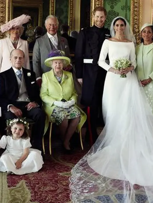 Dalam foto yang dirilis Istana Kensington pada 21 Mei 2018, memperlihatkan foto pernikahan Pangeran Harry dan Meghan Markle di Windsor Castle, Inggris. Harry dan Meghan berfoto bersama anggota keluarga kerajaan. (Alexi Lubomirski/Kensington Palace via AP)