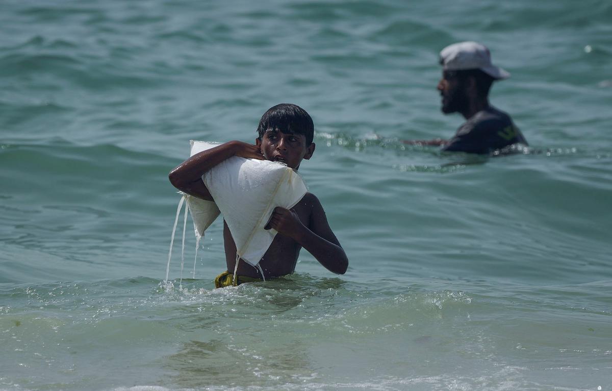 FOTO: Di Tengah Krisis, Warga Gaza Berebut Bantuan yang Tercebur ke Laut Mediterania