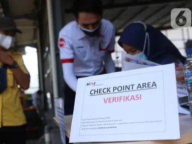 Petugas memeriksa Surat Tanda Registrasi Pekerja (STRP) bagi penumpang di Stasiun Tangerang, Banten, Senin (12/7/2021). Hari pertama penerapan STRP, masih ada warga yang tidak mengetahui persyaratan tersebut hingga membuat penumpang KRL menurun sekitar 30 persen. (Liputan6.com/Angga Yuniar)