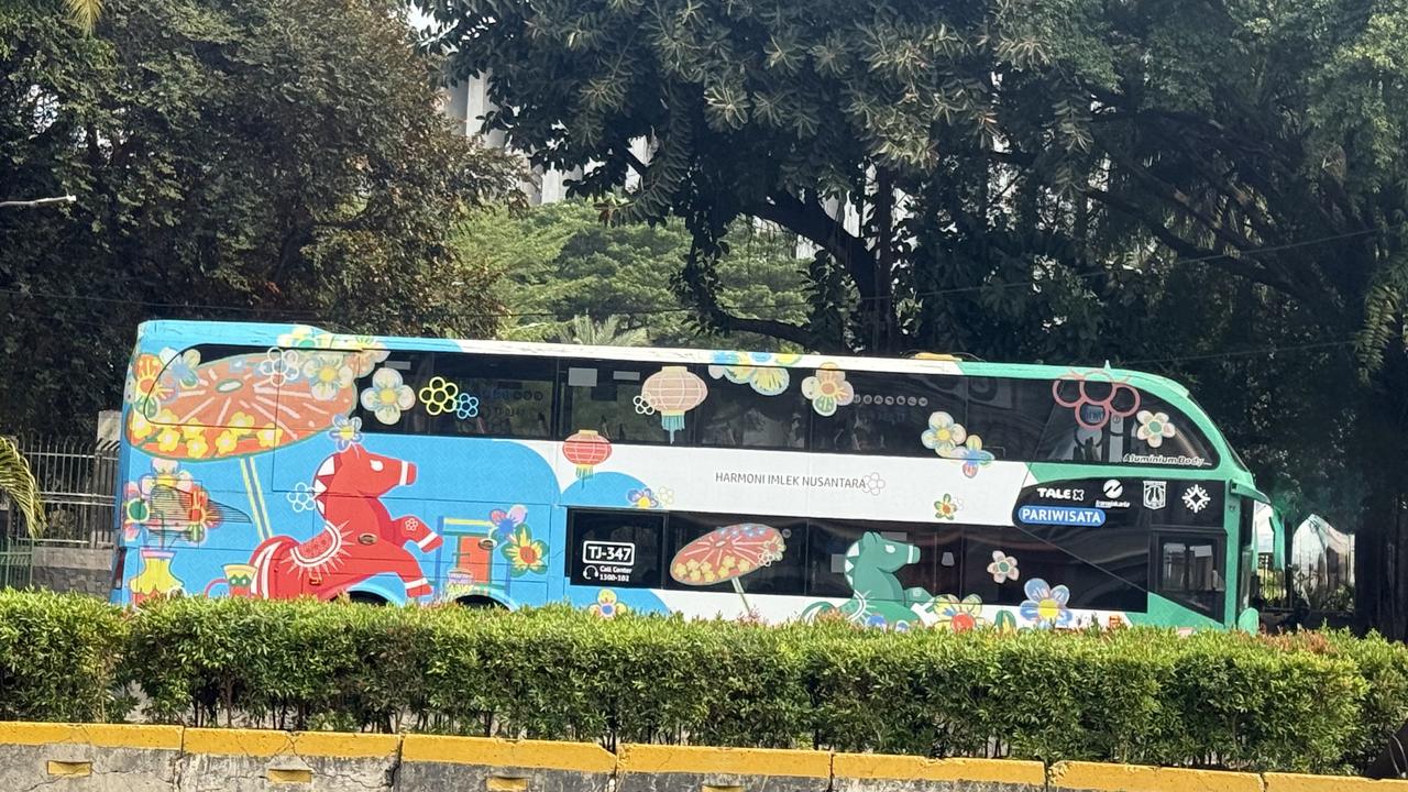 Di Balik Senyum Pemandu Bus Wisata Jakarta
