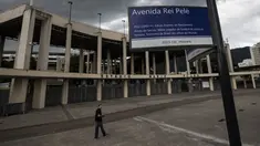 Sebuah plang menampilkan nama baru dari jalan yang mengelilingi stadion Maracana, yang sekarang akan dikenal sebagai King Pele Avenue di Rio de Janeiro, Brasil, 4 Desember 2022. Perubahan nama tersebut sebagai penghargaan untuk legenda sepak bola Brasil, Edson Arantes do Nascimento atau lebih dikenal sebagai Pele. (AP Photo/Bruna Prado)