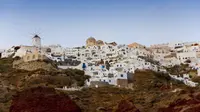 Santorini menawarkan pemandangan alam yang menakjubkan hasil dari sisa letusan gunung Minoan di Pulau Crete.