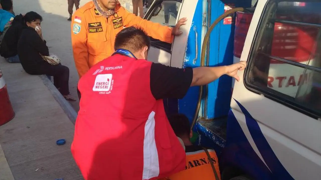 Pertamina memberikan bantuan BBM jenis Pertalite dan pelumas yang diperlukan dalam operasi pencarian korban kapal tenggelam Danau Toba. (Dok Pertamina)