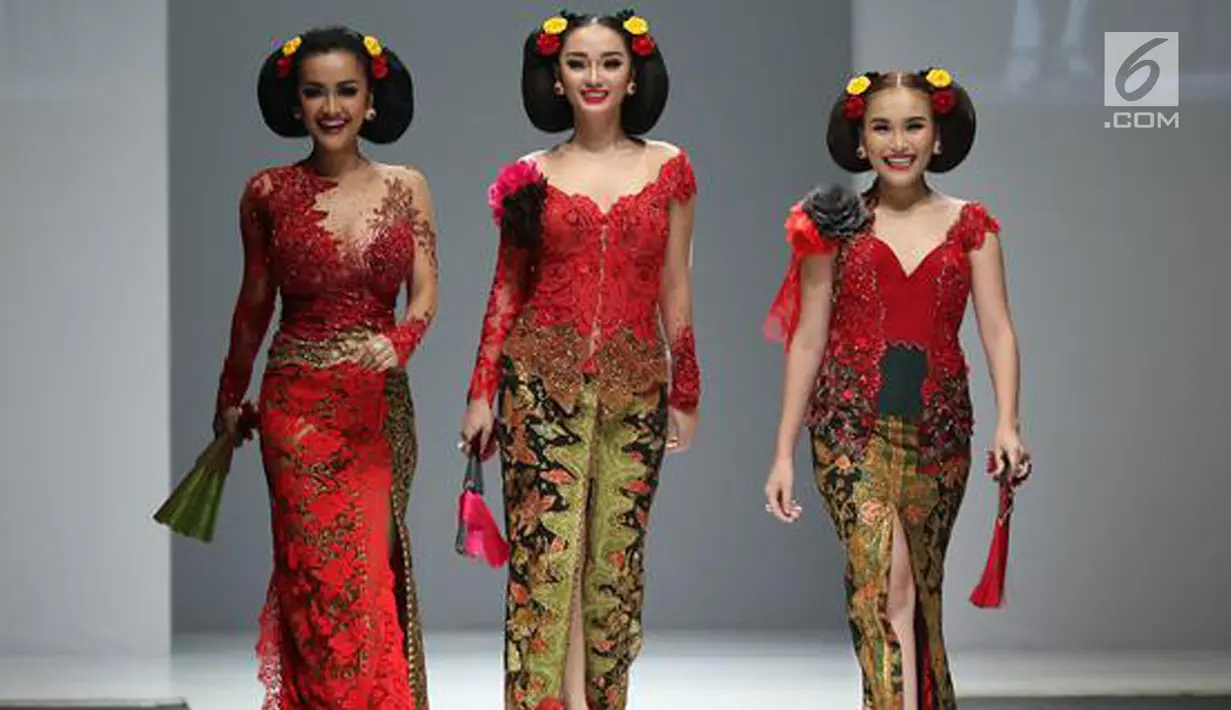 Julia Perez bersama Ayu Ting Ting dan Zaskia Gotik saat menjadi model dalam pagelaran busana Anne Avantie di JFW 2016. (Liputan6.com/Herman Zakharia)