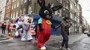 Para peserta mengenakan kostum tokoh hiburan anak berjalan untuk mengikuti Hamleys Natal Toy Parade di Regent Street di London, Inggris (20/11). Parade ini menghadirkan sejumlah karakter kartun dan mainan yang populer dikalangan anak. (AFP/Niklas Halle'n)