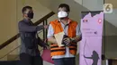Mantan anggota DPRD Bandung periode 2009-2014 Tomtom Dabbul Qomar usai menjalani pemeriksaan di Gedung KPK, Jakarta, Kamis (23/4/2020). Tomtom diperiksa sebagai tersangka untuk melengkapi berkas kasus dugaan korupsi pengadaan RTH di Pemkot Bandung pada 2012. (merdeka.com/Dwi Narwoko)