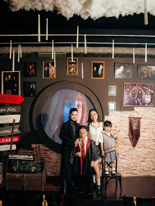Penampilan kompak keluarga Rachel dengan kostum bertema Harry Potter pun menuai banyak pujian dari netizen. Tidak hanya keren, tetapi juga penuh kebersamaan dan kasih sayang. [@vienstasman]