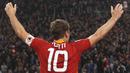 Kapten AS Roma, Francesco Totti, merayakan kemenangan atas Udinese pada laga Serie A di Stadion Olimpico, Roma, Rabu (11/4/2012). (EPA/Alessandro Di Meo)