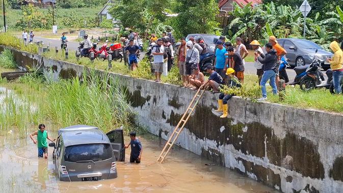 Sopir Ketiduran, Mobil Pembawa Keluarga Nyungsep Sawah di Gunungkidul