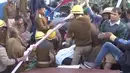 Petugas penyelamat berusaha mengevakusi korban tergelincirnya kereta Indian Express di Negara Bagian Uttar Pradesh, India, Minggu (20/11). Sedikitnya 60 orang tewas dan lebih dari 150 lainnya terluka. (ANI/via REUTERS)