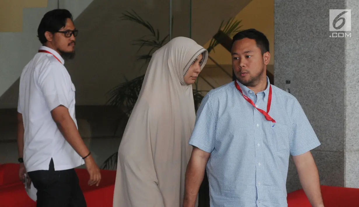 Calon Walikota Malang 2018 Ya'qud Ananda Gudban dikawal petugas usai menjalani pemeriksaan di gedung KPK, Jakarta, Jumat (13/4). Ananda ditahan terkait kasus dugaan suap pembahasan APBD-P Pemkot Malang Tahun Anggaran (TA) 2015. (Merdeka.com/Dwi Narwoko)