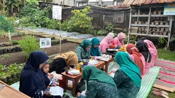 Instruktur menjelaskan tahapan mengolah minyak jelantah menjadi sabun ramah lingkungan. Peserta dibekali teori dan manfaat dari daur ulang limbah minyak goreng rumah tangga. (Adv/BRI Peduli)