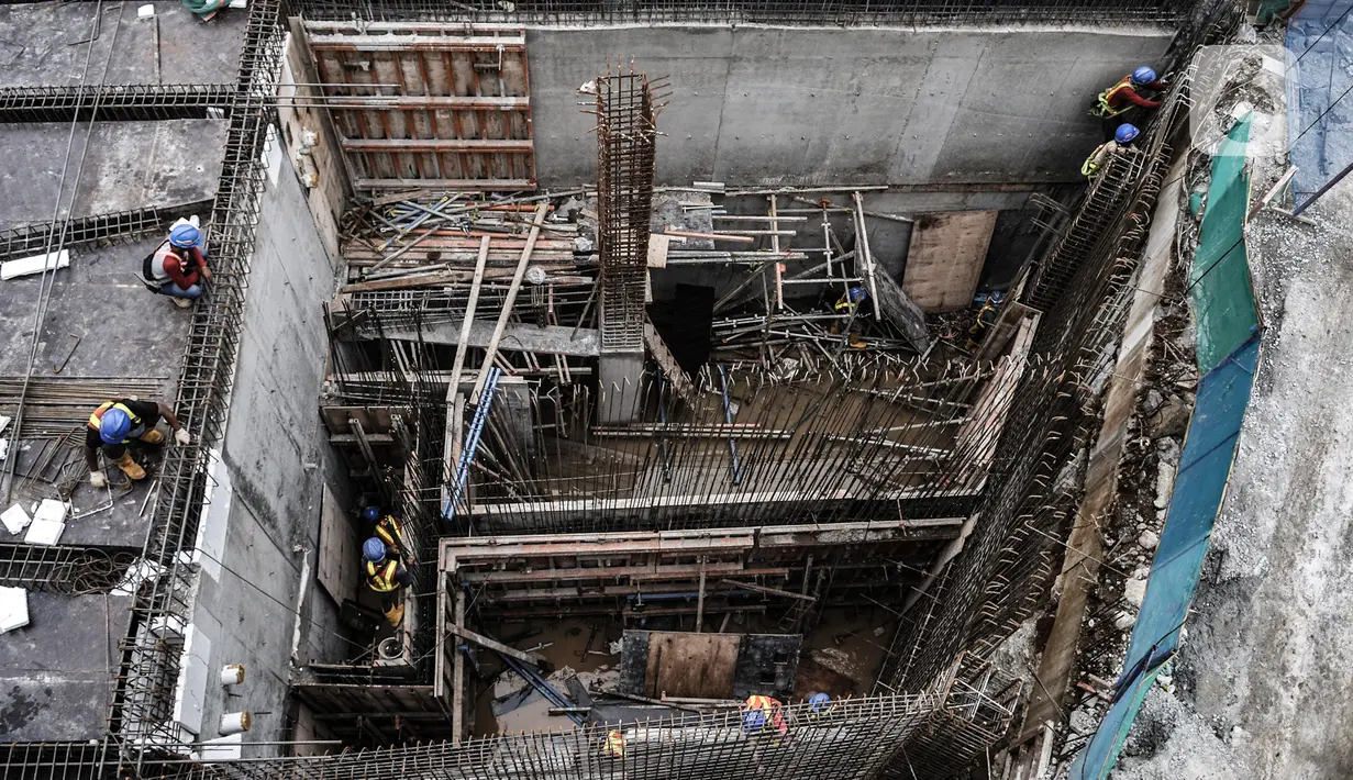 Aktivitas pekerja menyelesaikan proyek revitalisasi Taman Ismail Marzuki (TIM) Tahap I, Jakarta, Rabu (6/1/2021). Progres revitalisasi TIM Tahap I yang meliputi gedung perpustakaan, wisma seni, parkir taman, dan Masjid Amir Hamzah itu telah mencapai 55 persen. (merdeka.cim/Iqbal S.Nugroho)