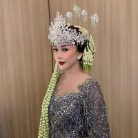 Aura Kasih tampil memesona ketika tampil mengenakan busana pengantin Sunda. Ia tampil untuk pagelaran tahunan MUA Lucky Hakim. [Foto: instagram.com/aurakasih]