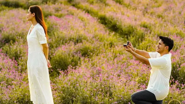 Gaya Aaliyah Massaid saat Dilamar Thariq Halilintar. [@thariqhalilintar]