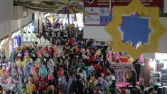 Pengunjung memadati pusat perbelanjaan Blok B Pasar Tanah Abang, Jakarta, Minggu (28/6). Memasuki pertengahan Ramadan, pusat perbelanjaan di Ibukota mulai dipadati warga yang ingin membeli kebutuhan Lebaran. (Liputan6.com/Faizal Fanani)