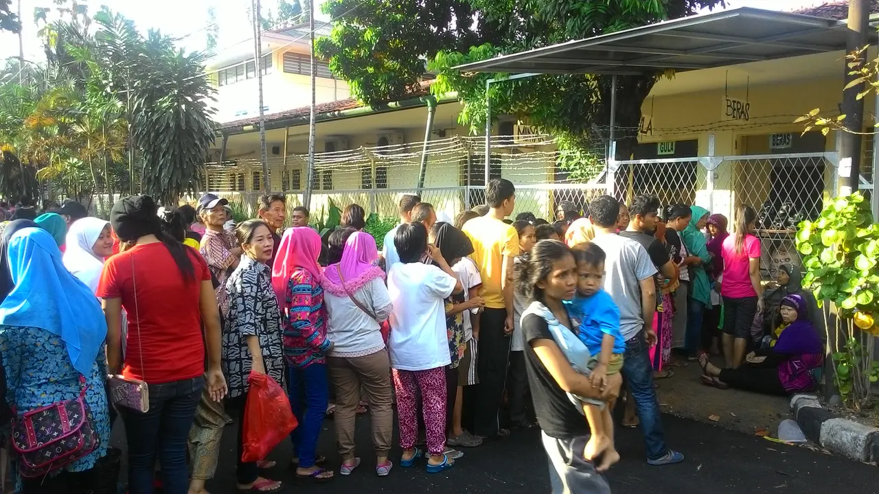 Ribuan Warga Padati Pasar Murah Yayasan Hati Suci