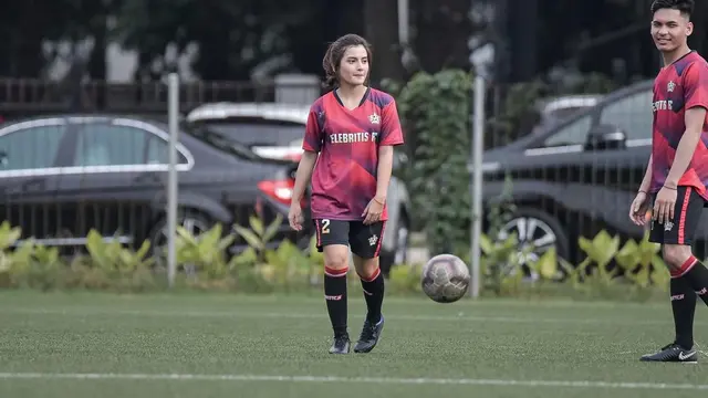 7 Potret Femila Sinakuban, Jebolan Indonesia Idol yang Jago Main Bola