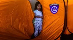 Seorang anak perempuan terlihat dalam pusat evakuasi di Quezon City, Filipina, 12 November 2020. Topan Vamco, topan dahsyat ketiga yang melanda Filipina dalam 11 hari terakhir, membawa angin kencang dan hujan deras yang memicu tanah longsor, longsor batu, serta bandang. (Xinhua/Rouelle Umali)