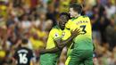 Pemain Norwich City, Alexander Tettey dan Sam Byram merayakan kemenangan atas Manchester City pada laga Premier League di Stadion Carrow Road, Sabtu (14/9). Norwich City menang 3-2 atas Manchester City. (AP/Joe Giddens)