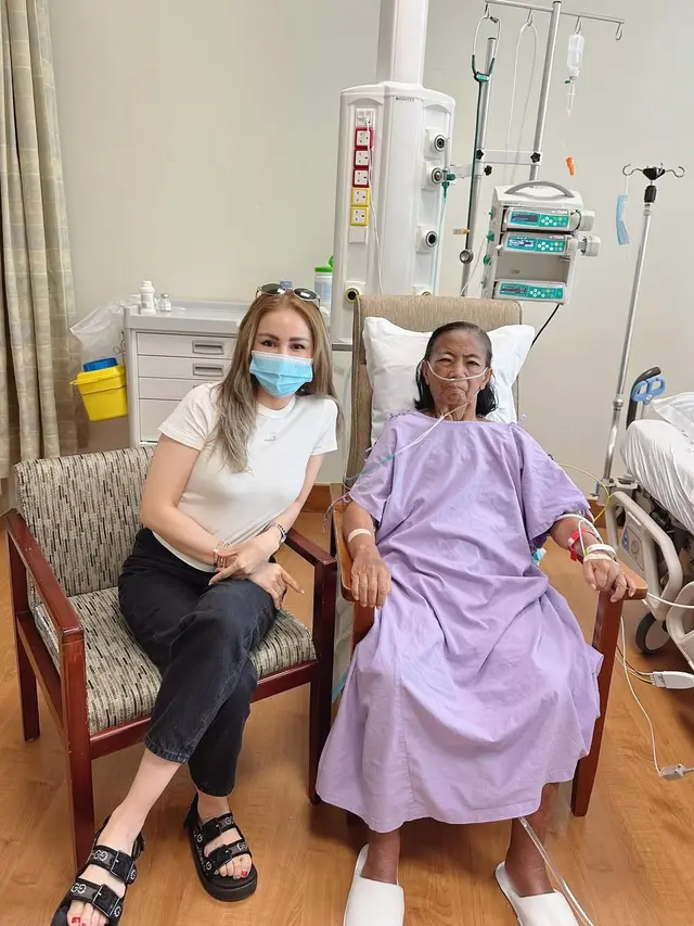 Momo Geisha menemani ibunya berobat di Singapura (Foto: Instagram @therealmomogeisha)