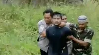 TNI dan Polri dibantu warga sekitar bahu-membahu menangkap para tahanan kabur dari Rutan Klas IIB Sialang Bungkuk, Pekanbaru, Riau. (Liputan 6 SCTV)