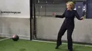Kandidat Presiden AS dari Partai Demokrat, Hillary Clinton, menjadi kiper dalam sebuah laga eksebisi di Indoor Soccer Center, Las Vegas, AS, (13/2/2016). (Reuters/David Becker)