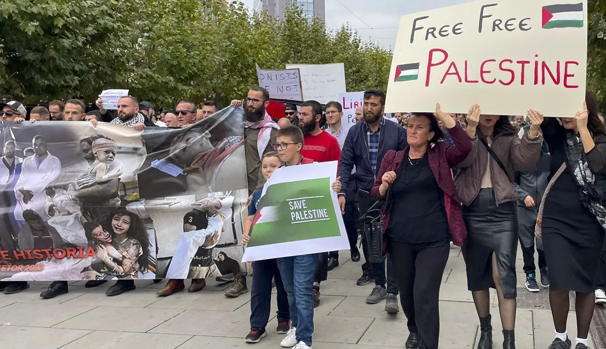 Pendukung pro-Palestina berbaris melalui pusat kota Pristina, Kosovo, Sabtu, 21 Oktober 2023. (AP Photo/Zenel Zhinipotoku)