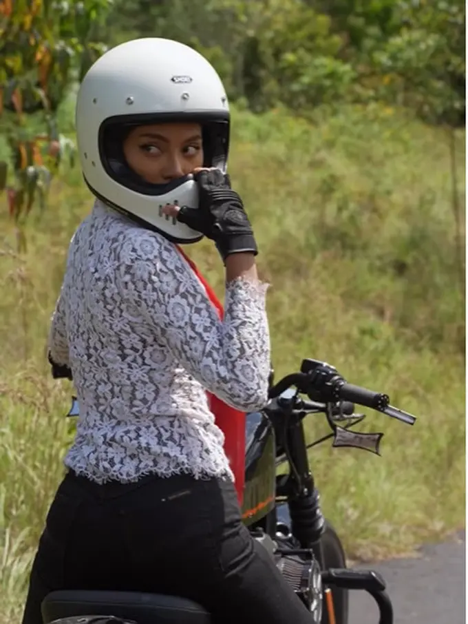 Dobrak Batasan di Hari Kartini, Erika Carlina Kenakan Kebaya Sambil Naik Moge