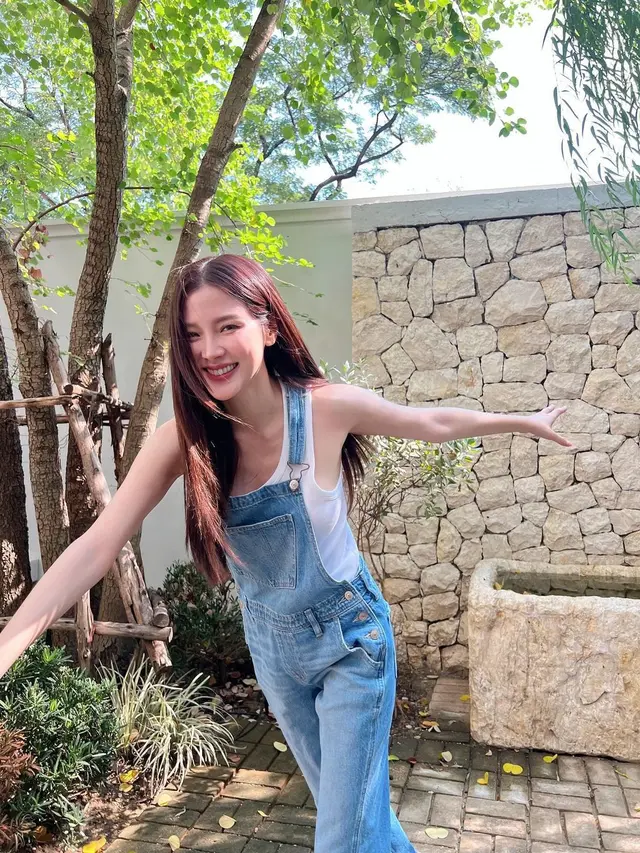 8 Inspirasi Outfit Denim yang Fashionable dari Baifern Pimchanok, Bisa Buat Ngedate hingga Ngampus