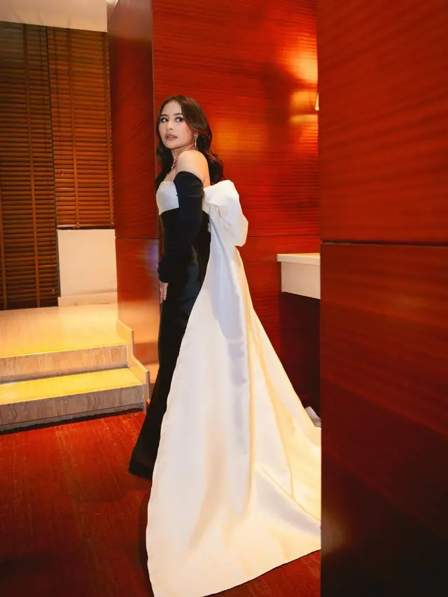 Adu Akting, Ini 7 Potret Prilly Latuconsina Bareng Refal Hady yang Bikin Baper
