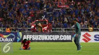 Bek Timnas Indonesia, Fachruddin tertunduk usai laga final kedua Piala AFF 2016 melawan Thailand di National Stadium Rajamangala, Bangkok, Sabtu (17/12). Indonesia kalah 2-0 dan harus puas menjadi runner up. (Liputan6.com/Helmi Fithriansyah)