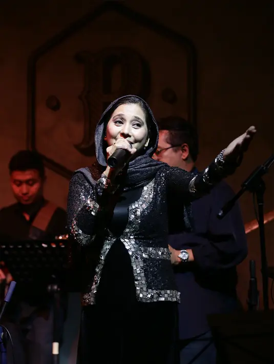 Saudara kandung Sarah Azhari ini  mengatakan agar bisa melihat dari berbagai sisi dalam melihat kondisi yang tengah ramai mengenai LGBT ini. Menurutnya kaum LGBT memilih seperti itu karena punya alasan lain. (Andy Masela/Bintang.com)